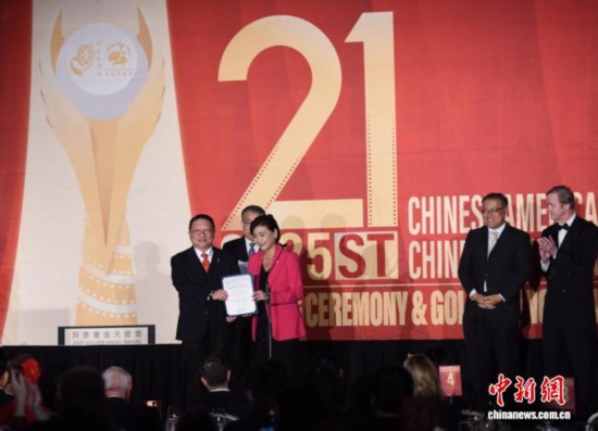 当地时间11月6日，第21届中美电影节、中美电视节在美国洛杉矶举行开幕式暨“金天使奖”颁奖典礼。图为美国联邦众议员赵美心(前排右)向中美电影节、中美电视节主席苏彦韬(前排左)颁发贺状。　中新社记者 张朔 摄