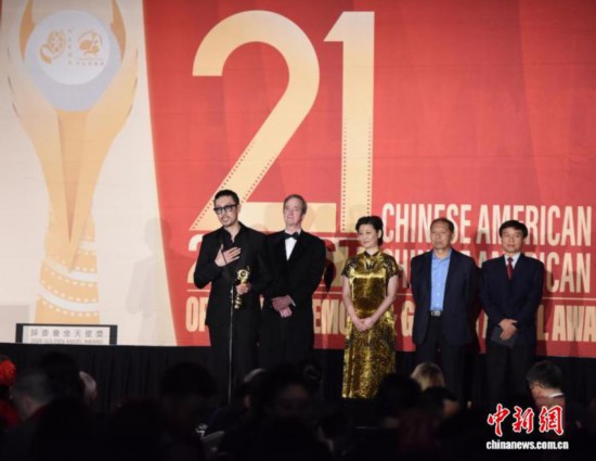 当地时间11月6日，第21届中美电影节、中美电视节在美国洛杉矶举行开幕式暨“金天使奖”颁奖典礼。图为张鲁一凭借《绝密较量》获电视类最佳男主角奖。　中新社记者 张朔 摄