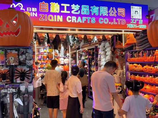 客户在浙江义乌自勤工艺品有限公司选购万圣节装饰商品（7月25日摄）。新华社发