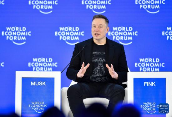 1月22日，美国企业家埃隆·马斯克在瑞士达沃斯举办的世界经济论坛2026年年会上发言。新华社记者 连漪 摄