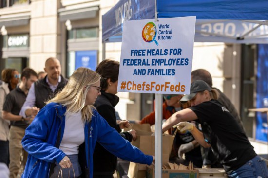 2025年11月5日,在美国首都华盛顿,联邦雇员排队领取免费食物。新华社记者胡友松摄