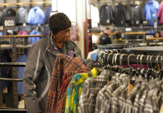 1月22日,在美国纽约一处购物中心,顾客查看价签。新华社记者张凤国摄