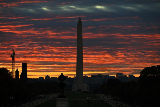 这是2025年10月15日拍摄的日落时分的美国华盛顿纪念碑。新华社记者李睿摄