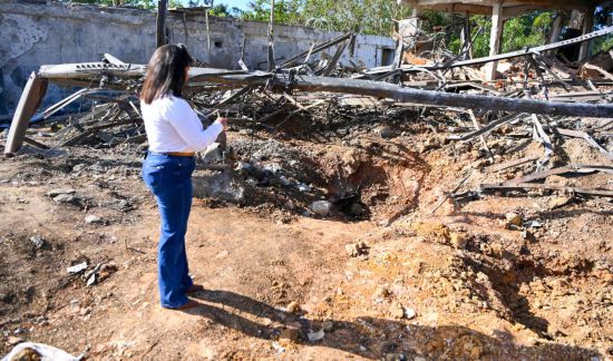 1月19日,在委内瑞拉米兰达州的委内瑞拉科学研究院,工作人员查看美国军事行动留下的弹坑。新华社记者丁洪法摄