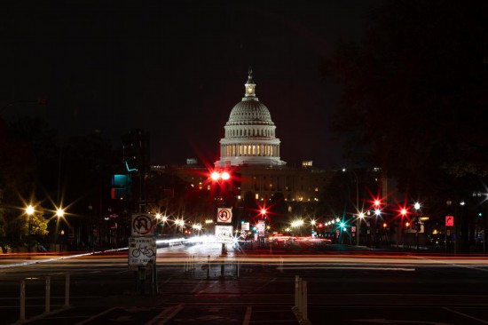 这是2025年11月9日在美国首都华盛顿拍摄的美国国会大厦。新华社记者胡友松摄