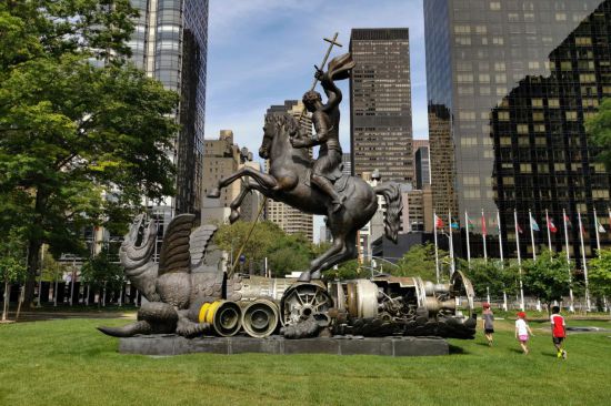 这是2019年8月5日在位于纽约的联合国总部拍摄的“善战胜恶”雕塑。这尊雕塑是苏联1990年为纪念《中导条约》签署和联合国成立45周年特地赠送给联合国的,由销毁的苏联和美国导弹零件铸成,刻画了代表正义的英雄杀死恶龙的场景。新华社记者李木子摄