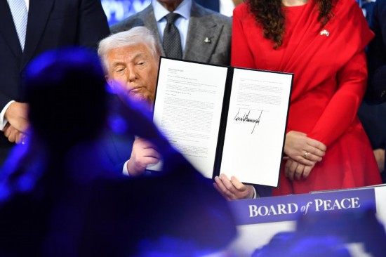 1月22日，美国总统特朗普在瑞士达沃斯举行的世界经济论坛2026年年会上签署文件，启动所谓“和平委员会”。新华社记者连漪摄