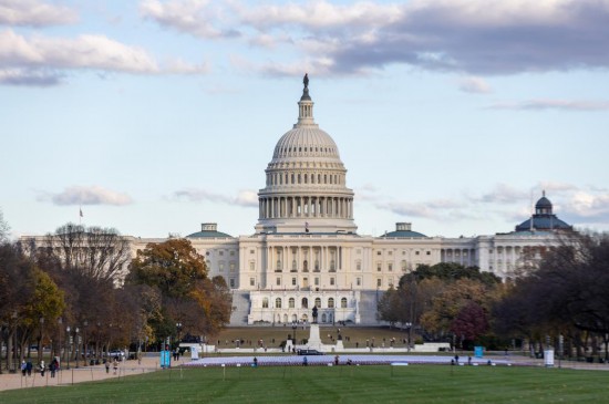 这是2025年11月10日在美国首都华盛顿拍摄的美国国会大厦。新华社记者胡友松摄