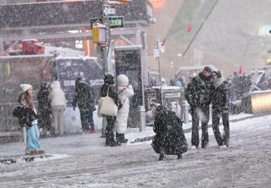 2月22日，在美国纽约，人们在大雪中出行。新华社记者张凤国摄