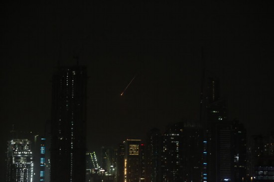 这是2月28日在阿联酋迪拜拍摄的夜空中的火光。新华社记者 温新年 摄