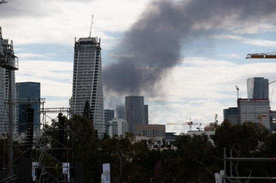 这是2月28日在以色列特拉维夫拍摄的浓烟。新华社记者陈君清摄