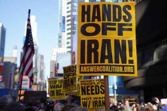 2月28日,民众在美国纽约举行集会游行,抗议美国和以色列军事打击伊朗。新华社记者张凤国摄