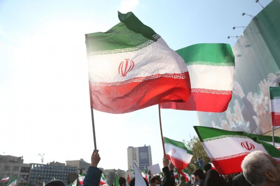 3月9日，在伊朗首都德黑兰革命广场，民众参加集会表达对伊朗新任最高领袖穆杰塔巴·哈梅内伊的忠诚。新华社记者沙达提摄